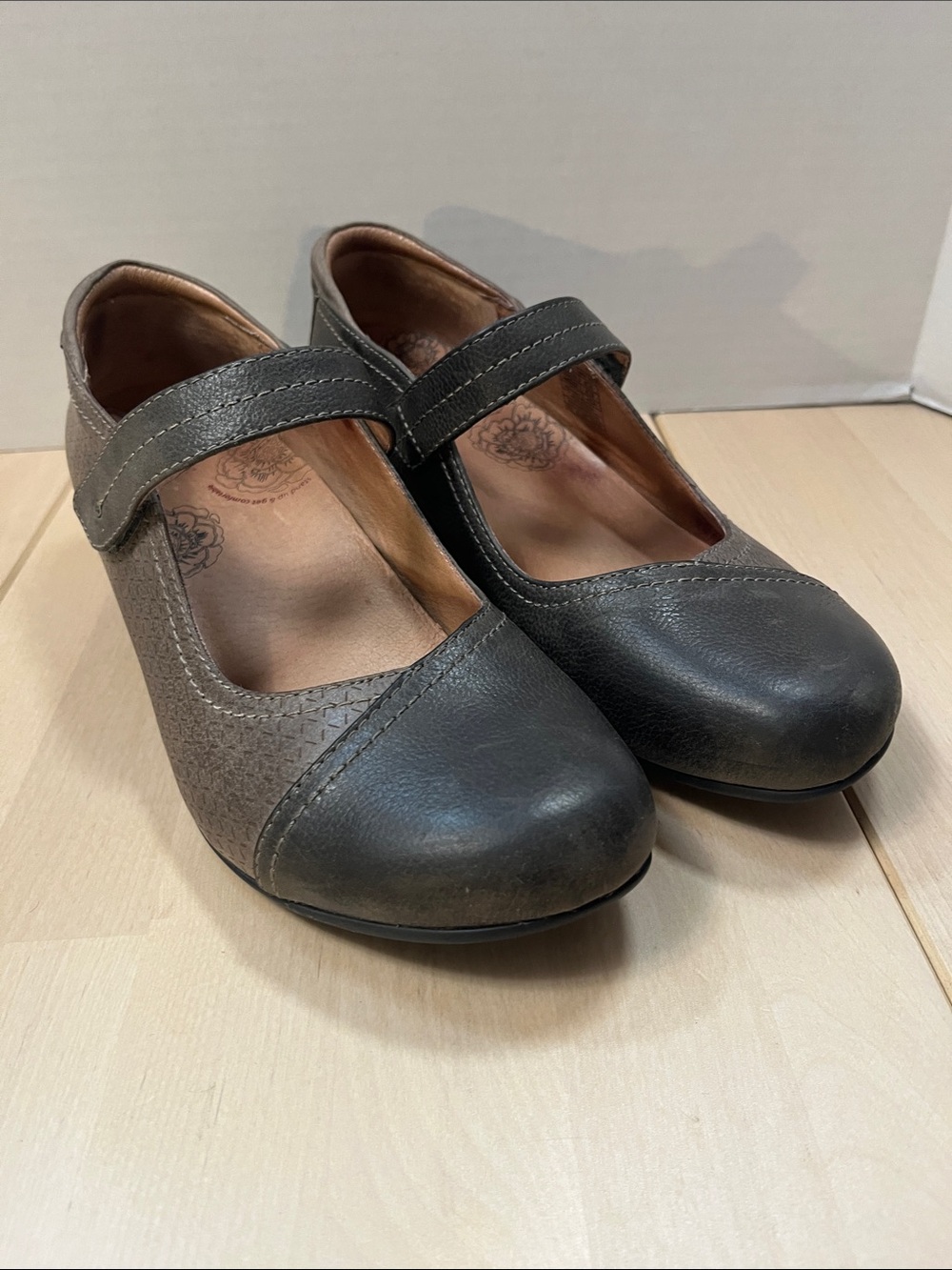 Taos 2-Tone Taupe Gray Leather Mary Jane Low-Heeled Shoes Women’s Size 9